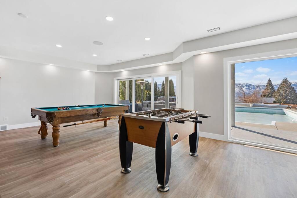 Luxurious 5 Bedroom House With Pool & Sauna West Kelowna Esterno foto