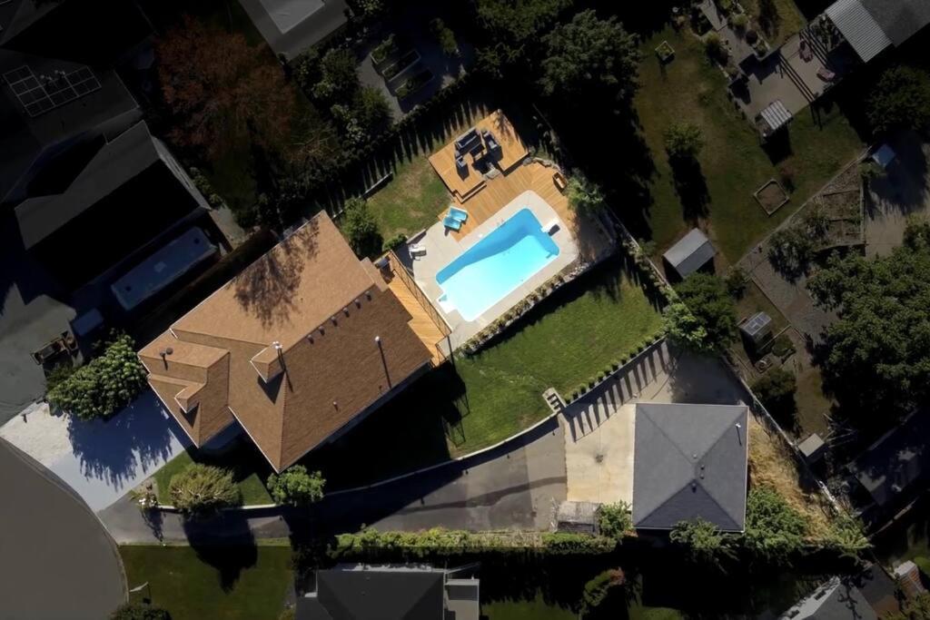 Luxurious 5 Bedroom House With Pool & Sauna West Kelowna Esterno foto