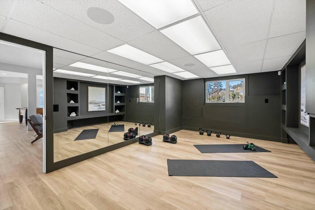 Luxurious 5 Bedroom House With Pool & Sauna West Kelowna Esterno foto