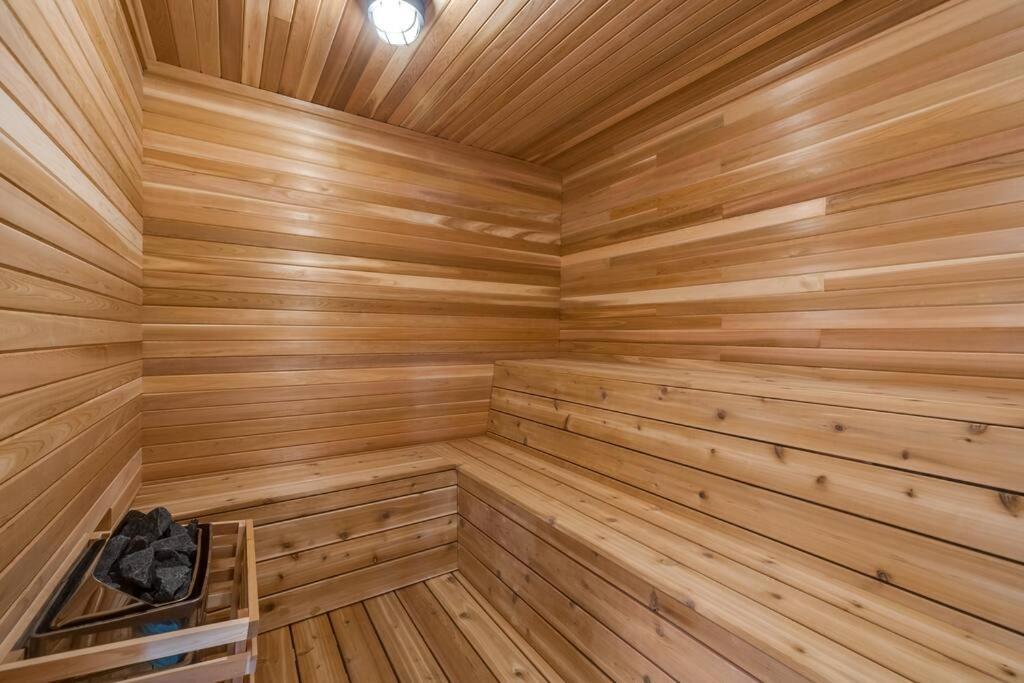 Luxurious 5 Bedroom House With Pool & Sauna West Kelowna Esterno foto