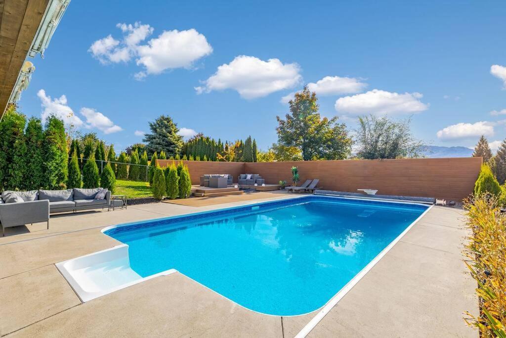 Luxurious 5 Bedroom House With Pool & Sauna West Kelowna Esterno foto