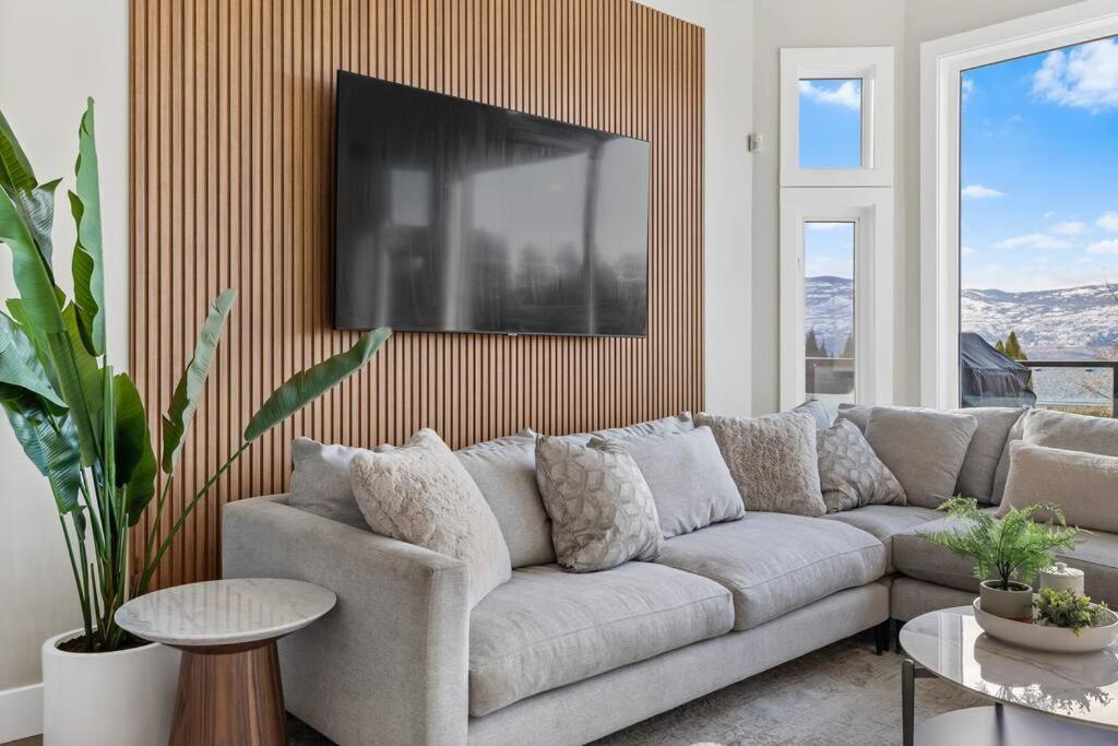 Luxurious 5 Bedroom House With Pool & Sauna West Kelowna Esterno foto