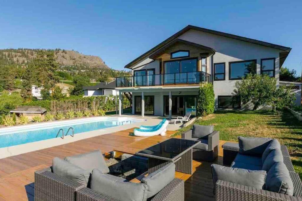 Luxurious 5 Bedroom House With Pool & Sauna West Kelowna Esterno foto