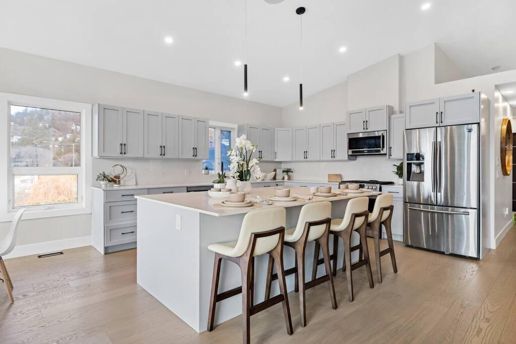 Luxurious 5 Bedroom House With Pool & Sauna West Kelowna Esterno foto