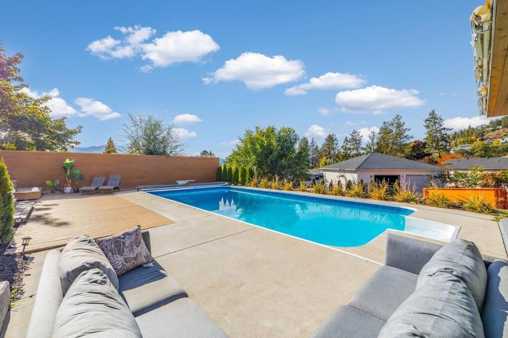 Luxurious 5 Bedroom House With Pool & Sauna West Kelowna Esterno foto
