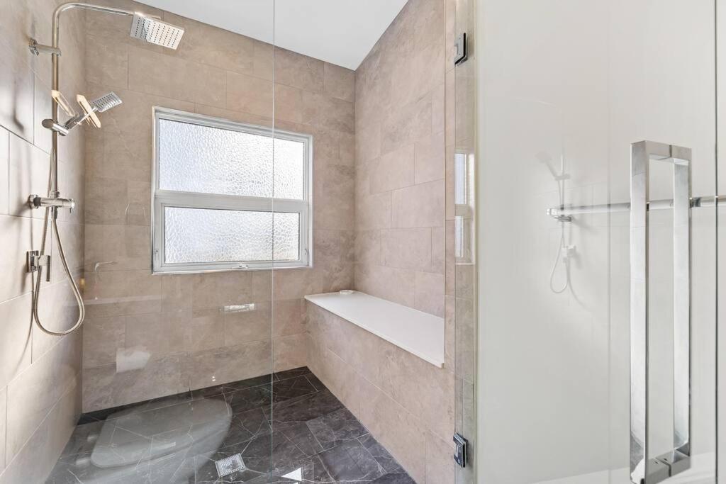 Luxurious 5 Bedroom House With Pool & Sauna West Kelowna Esterno foto