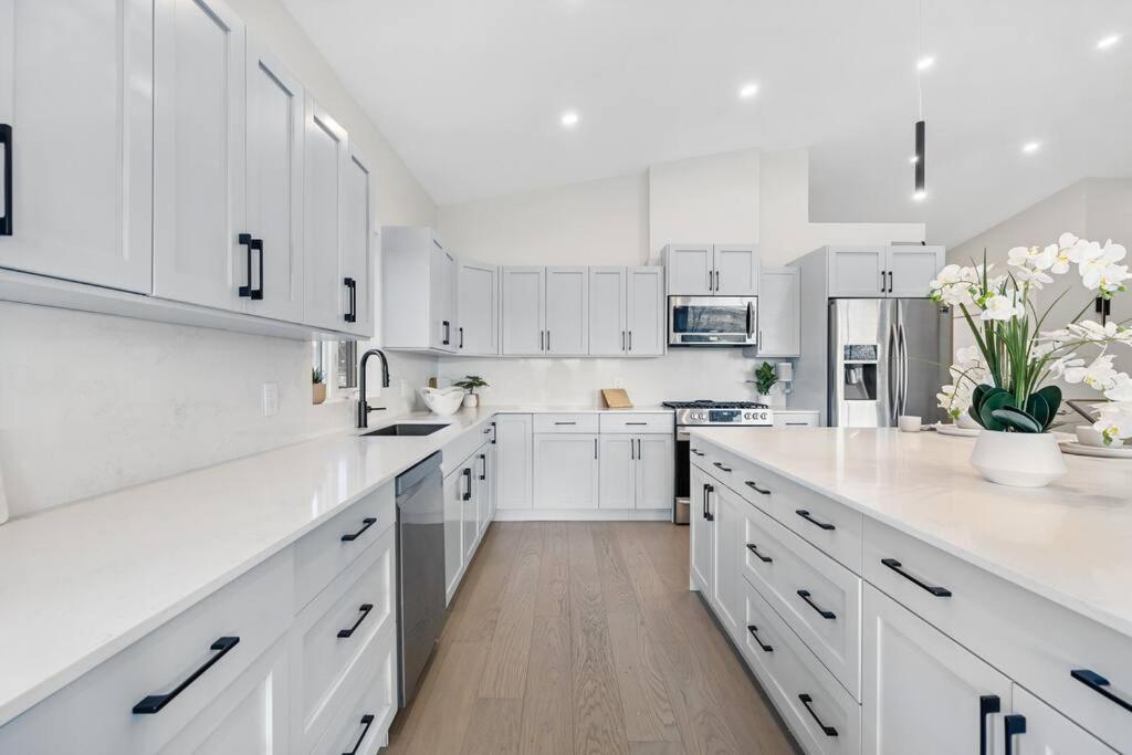 Luxurious 5 Bedroom House With Pool & Sauna West Kelowna Esterno foto
