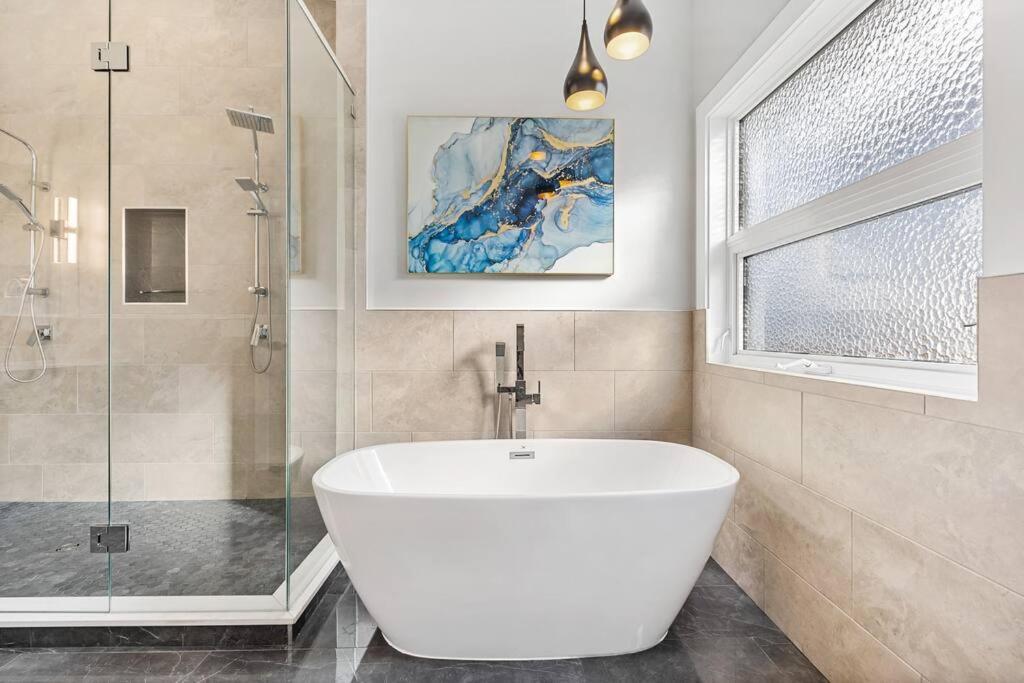 Luxurious 5 Bedroom House With Pool & Sauna West Kelowna Esterno foto