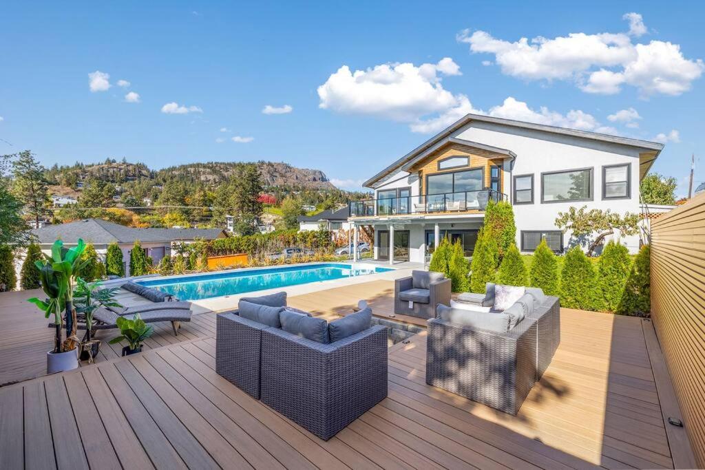 Luxurious 5 Bedroom House With Pool & Sauna West Kelowna Esterno foto