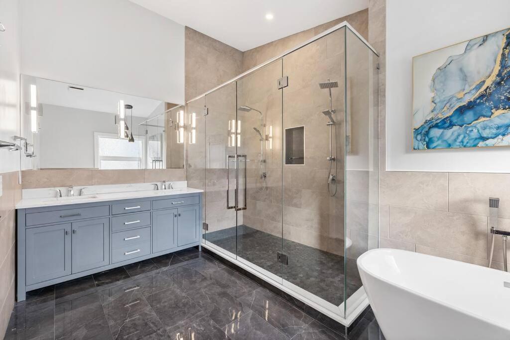Luxurious 5 Bedroom House With Pool & Sauna West Kelowna Esterno foto