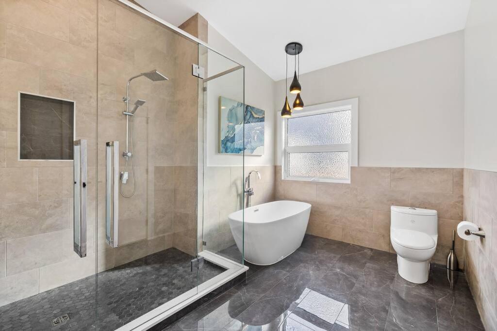 Luxurious 5 Bedroom House With Pool & Sauna West Kelowna Esterno foto