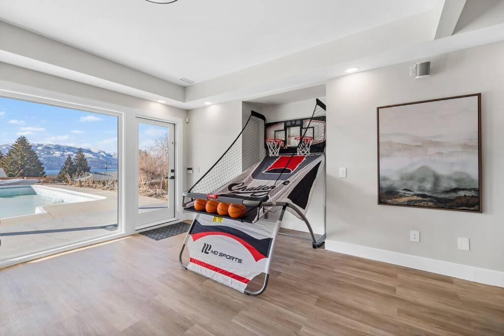 Luxurious 5 Bedroom House With Pool & Sauna West Kelowna Esterno foto