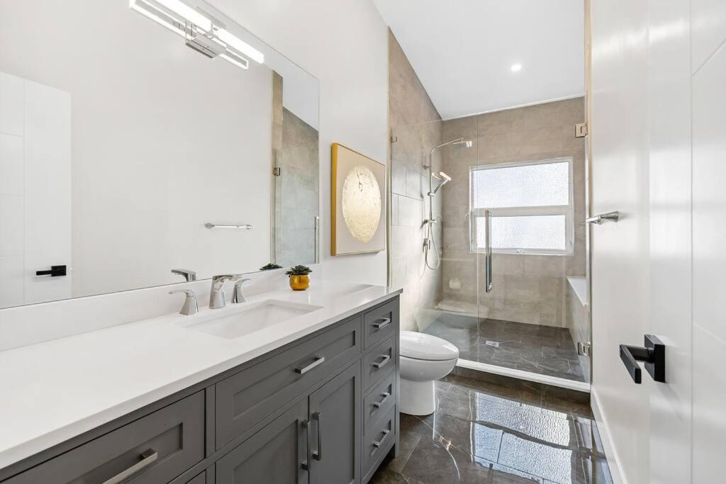 Luxurious 5 Bedroom House With Pool & Sauna West Kelowna Esterno foto