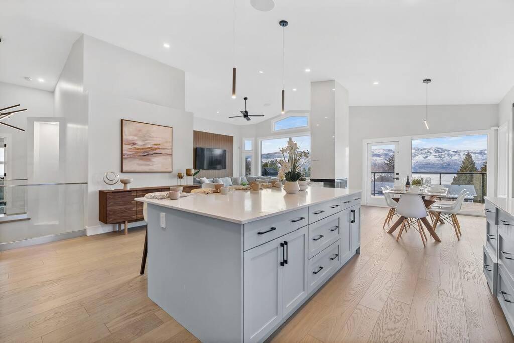 Luxurious 5 Bedroom House With Pool & Sauna West Kelowna Esterno foto