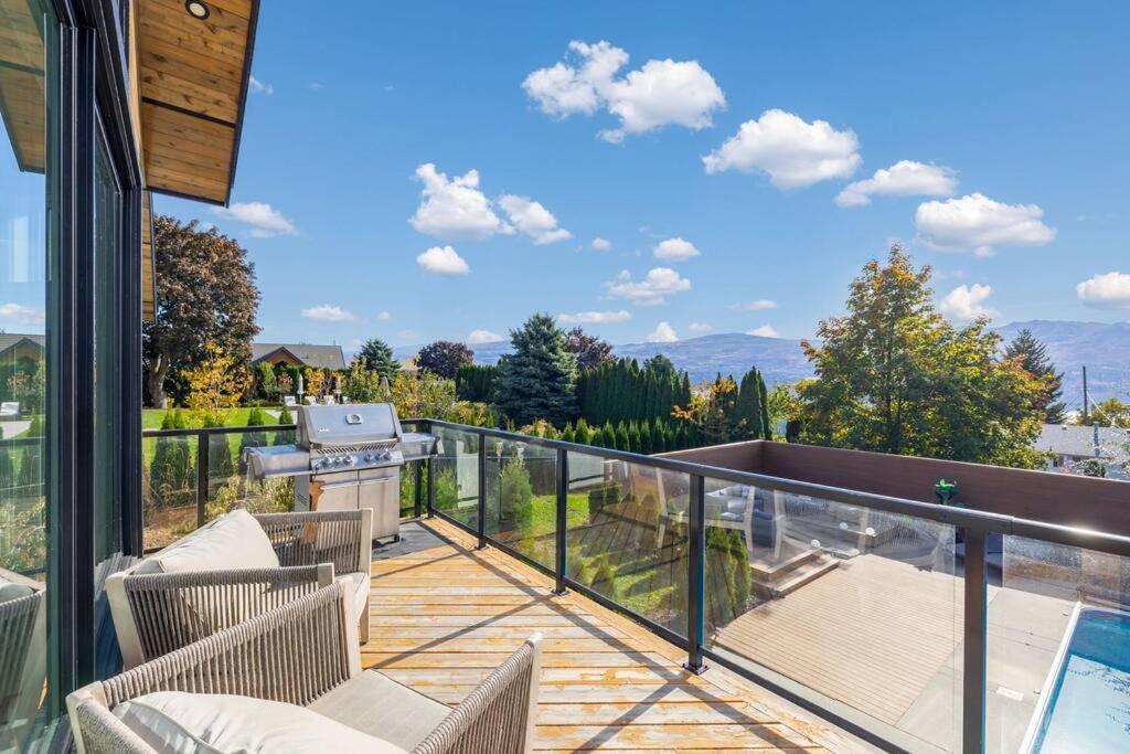 Luxurious 5 Bedroom House With Pool & Sauna West Kelowna Esterno foto